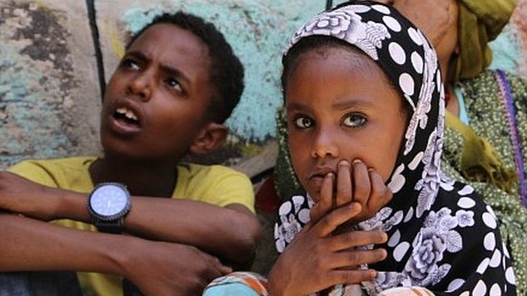 Yemeni children displaced by fighting in Aden (09/05/15)