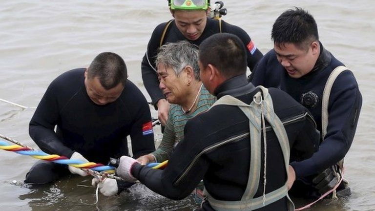 Woman is rescued from the Yangtze (2 June 2015)
