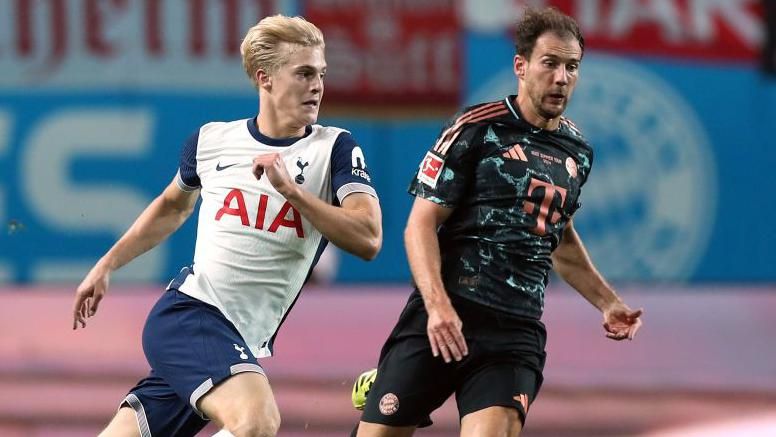     Lucas Bergvall of Tottenham battles for the ball with Leon Goretzka of Bayern Munich.