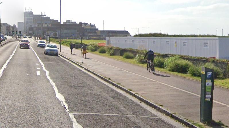 Hove: Cycle path could replace lane of traffic under new plans - BBC News