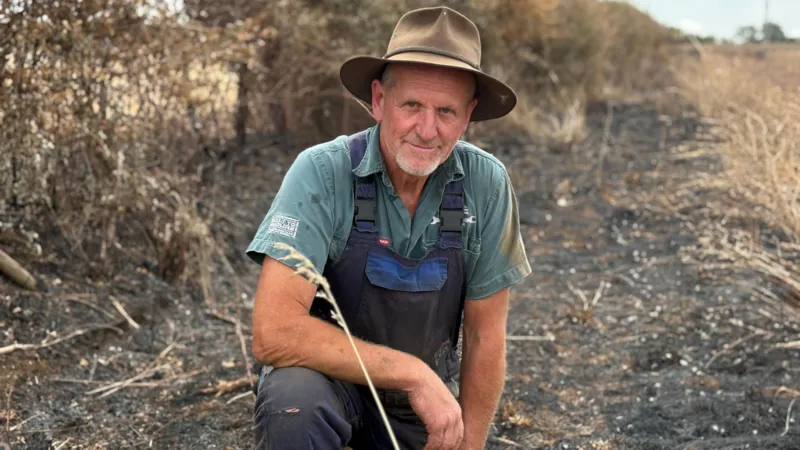 Un agricultor pierde miles de libras tras un gran incendio en sus campos.