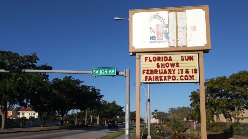 Cartel que anuncia feria de armas.