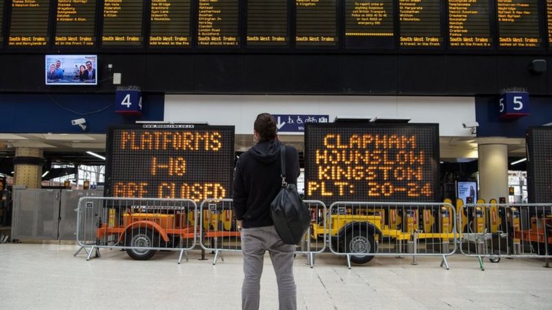 Train Derails Outside London Waterloo Station Bbc News 