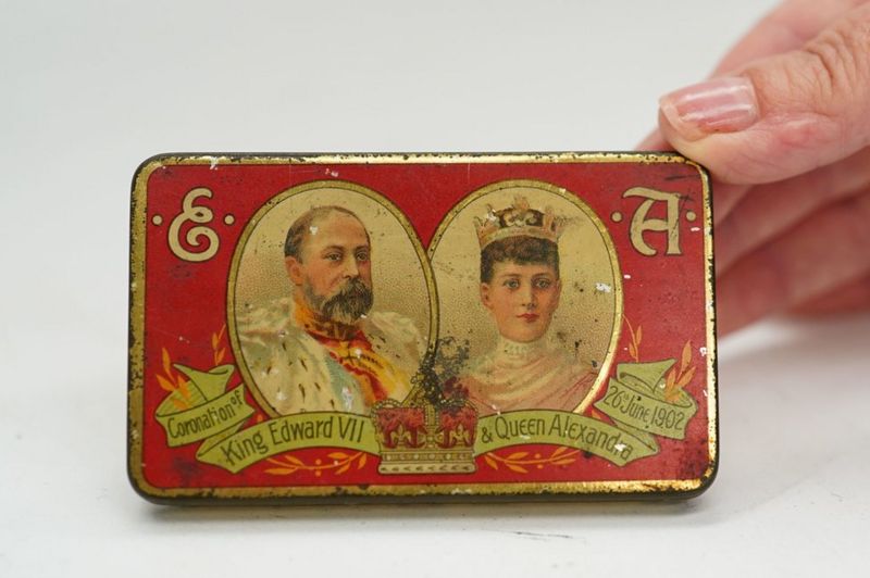 Unopened 1902 Cadbury coronation chocolates up for sale - BBC News