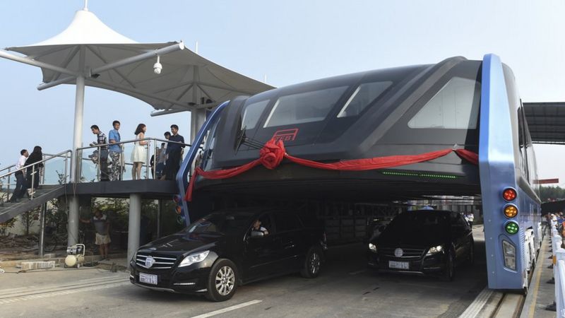 Personas en una plataforma durante la prueba del TEB en la provincia de Hebei