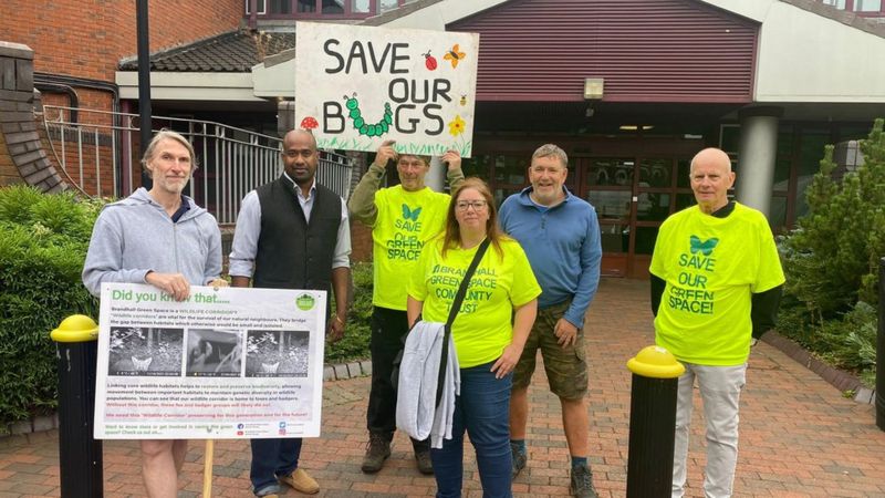 Hundreds object to homes plan at former Brandhall golf club - BBC News