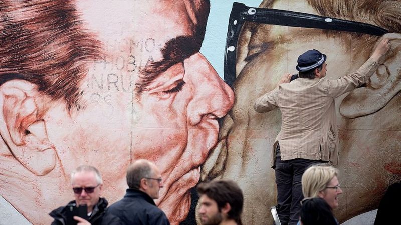 Поцелуй брежнева и хонеккера картина в третьяковке