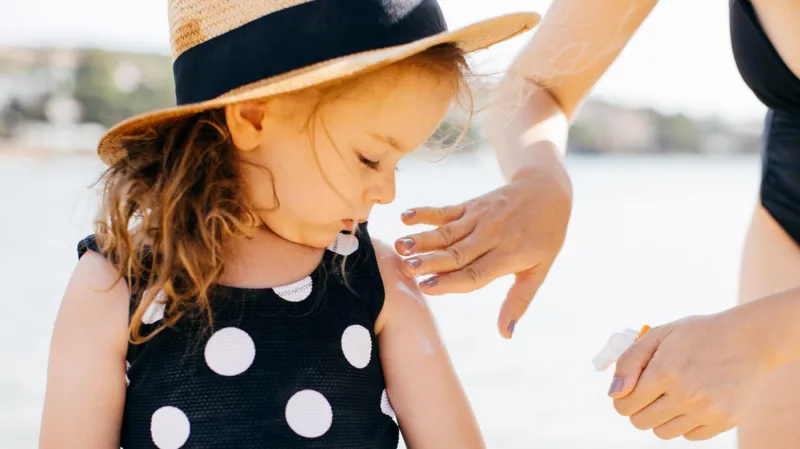 ¿Cuánta crema solar necesitas para proteger tu piel?