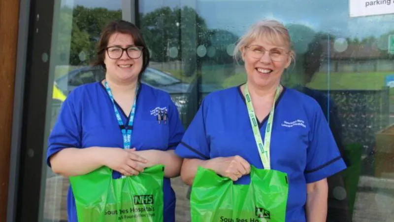 Los hospitales ofrecen bolsas de cuidados para reducir el estrés de los pacientes.