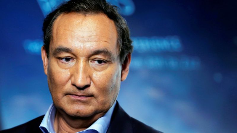 United Airlines Shares Drop After Passenger Dragging Video Bbc News