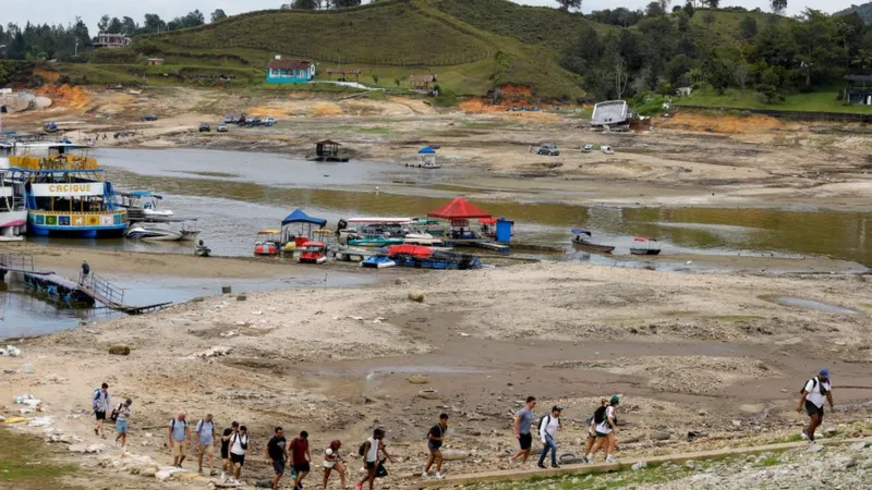 Colombia drought: Four-minute showers - a parched Bogota rations water