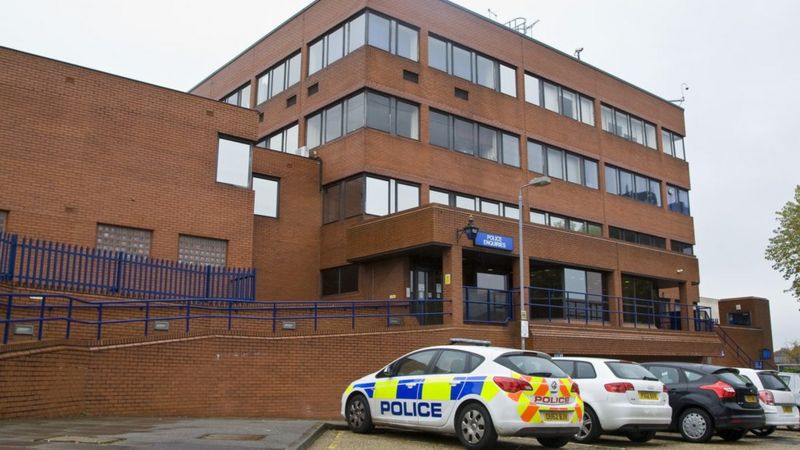 Woman 'locked' in Luton police station for two hours - BBC News