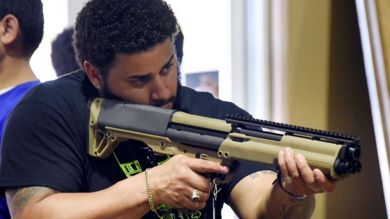 Un aficionado a las armas prueba una en el Florida Gun Show