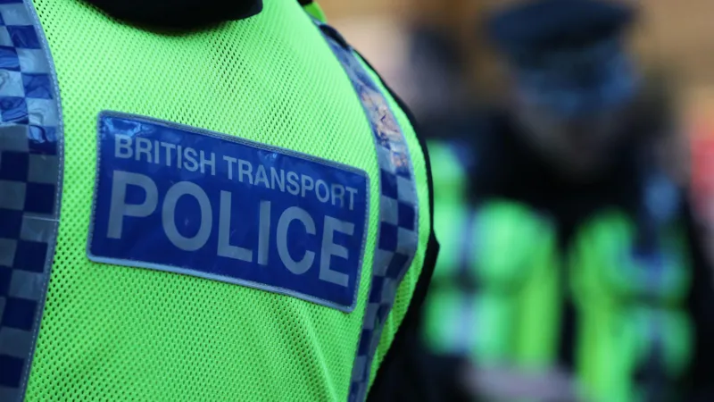 Mujer arrestada tras hallazgo de hombre muerto en estación