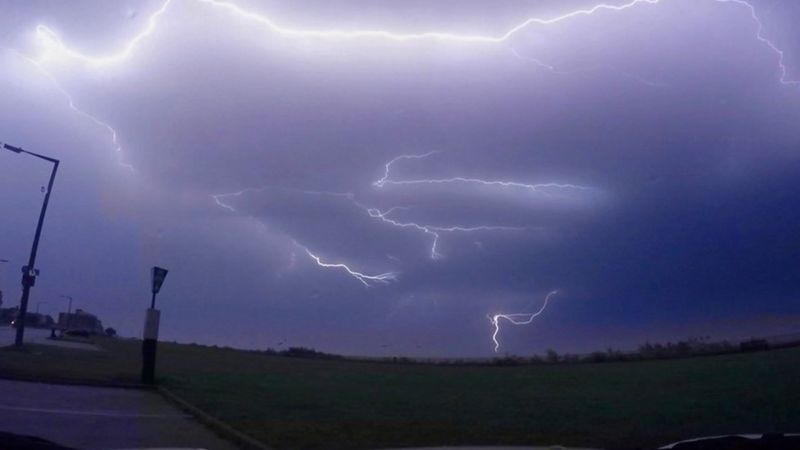 Violent storm sweeps across south east of England - BBC News