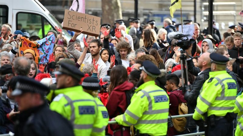 Extinction Rebellion: Central London targeted despite ban - BBC News