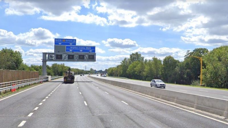 M23: Pedestrian killed in motorway two-vehicle crash - BBC News