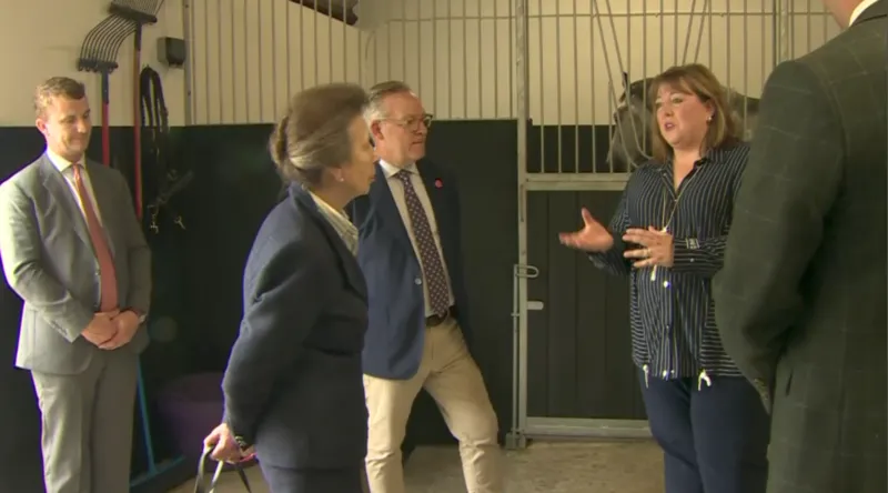 La princesa Ana visita los establos durante su visita a Irlanda del Norte.