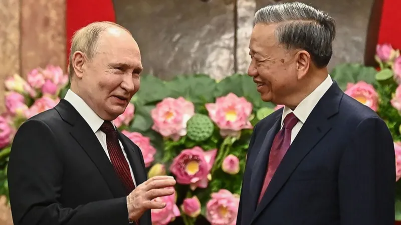 Putin promete profundizar los lazos con Vietnam en una visita criticada por EE.UU.