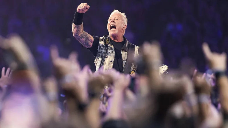 Los fanáticos del heavy metal acuden en masa a Cardiff para el concierto de Metallica.