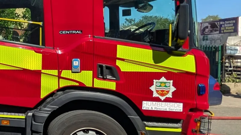 Los bomberos combaten un incendio de grandes proporciones mientras los trenes sufren retrasos. Los bomberos combaten un incendio de grandes proporciones mientras los trenes sufren retrasos.