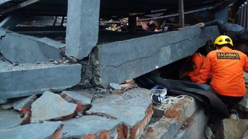 Salah-satu gedung yang roboh akibat gempa di Majene, Sulbar.