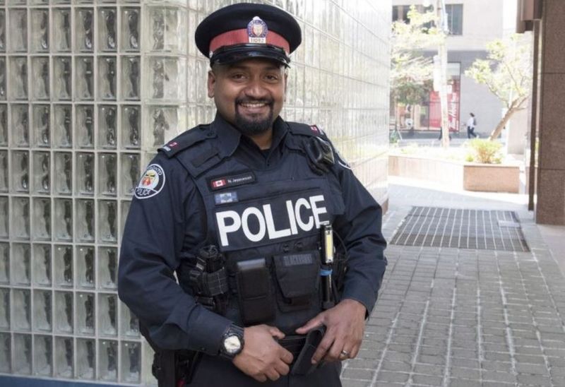 Toronto Shoplifter Gets Job After Policeman Bought Him Interview Shirt