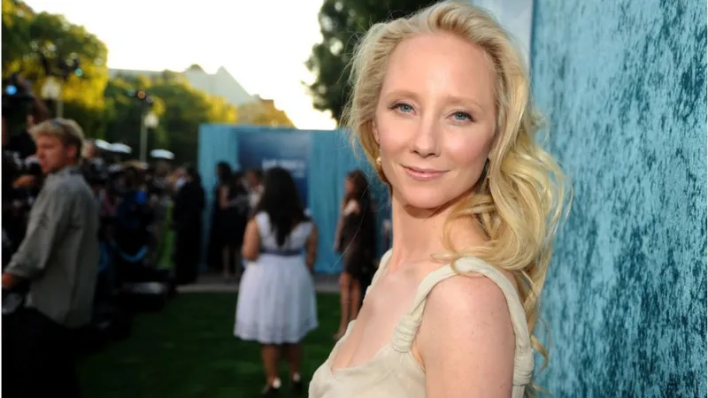 Anne Heche: la trágica vida de la actriz que murió a los 53 años días después de estrellar su auto contra una casa en Los Ángeles _126309586_gettyimages-102356585.jpg