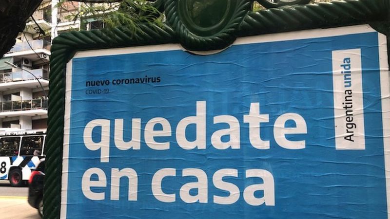 cartaz pede que argentinos fiquem em casa