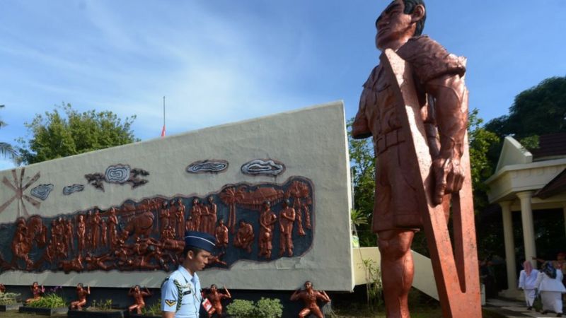 Westerling dan pasukannya disebut tidak hanya membakar rumah warga, tapi juga ternak dan barang-barang milik mereka.