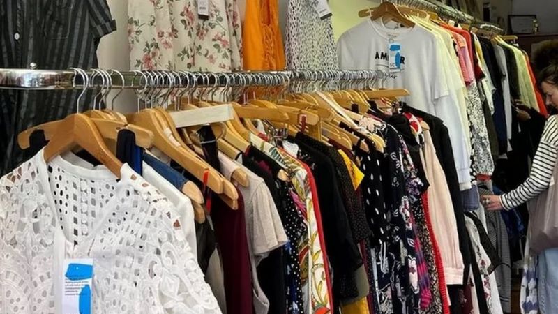 Preloved clothing event aims to bring Bristol community together - BBC News