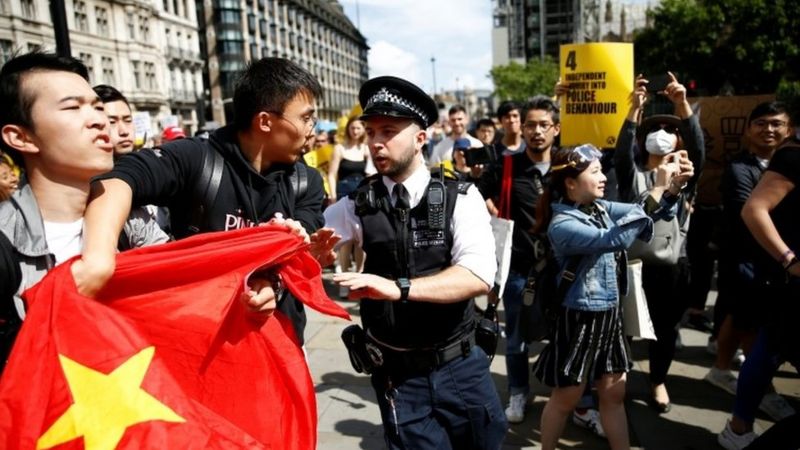 Những người biểu tình ủng hộ Bắc Kinh được tách ra khỏi những người ủng hộ người biểu tình Hong Kong ở London