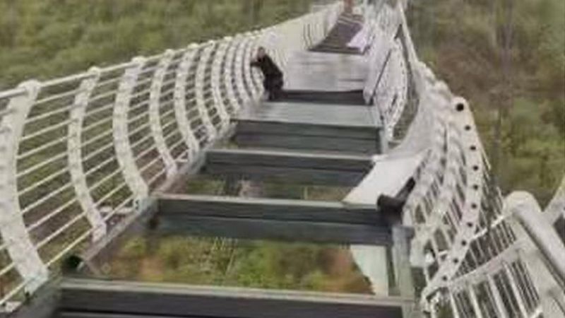 橋のガラス床が落下、地上100メートルに男性取り残される　中国