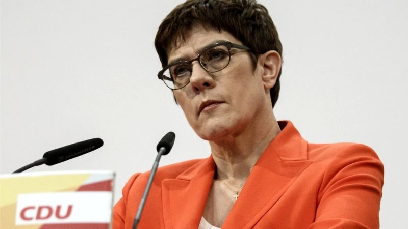Annegret Kramp-Karrenbauer em uma entrevista coletiva em Berlim