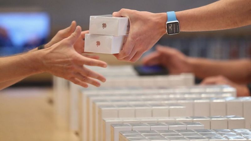 Apple suffers 'major iPhone X leak' - BBC News