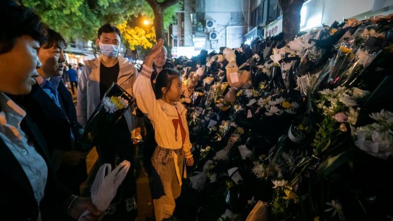 “他赢得民心”——李克强家乡悼念者络绎不绝 - BBC News 中文