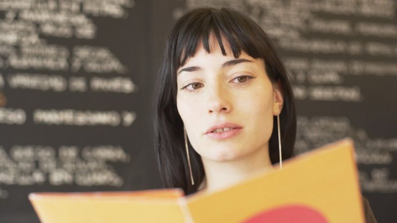 Mujer viendo menú