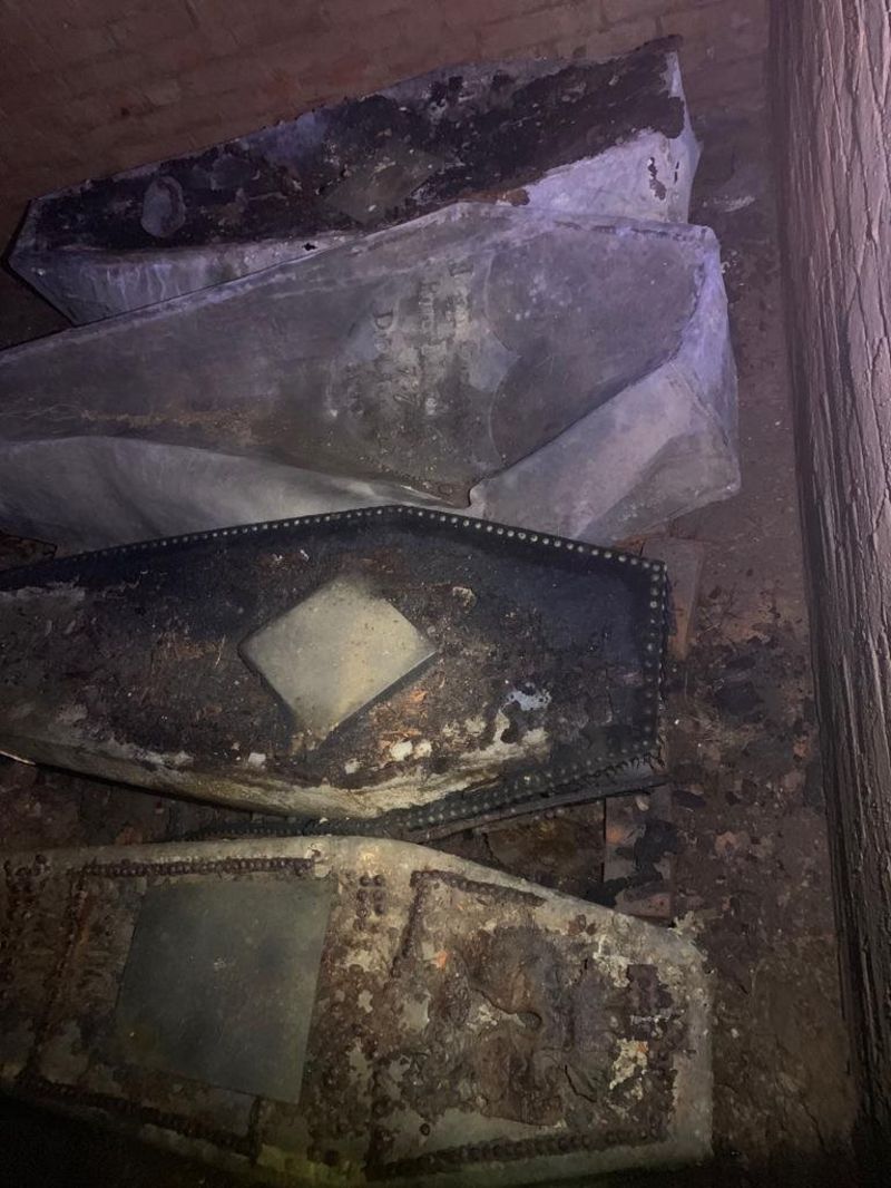 Hidden vault and coffins found in Derbyshire churchyard BBC News
