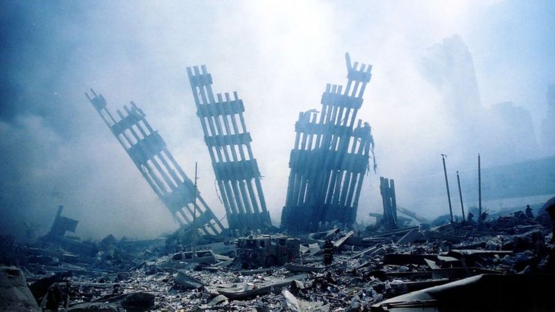 Foto do que sobrou das paredes de uma das torres gêmeas após o colapso