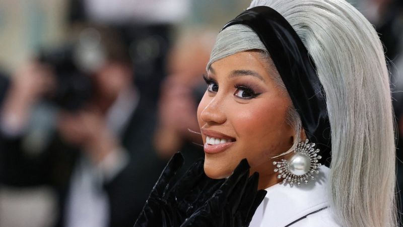 Cardi B Throws Microphone Into Crowd At Gig After Being Hit By Drink ...