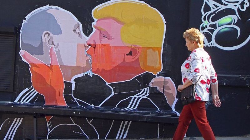 Mural de Putin y Trump besándose.