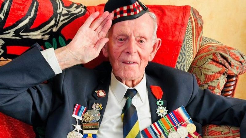 Southport man saved on D-Day celebrates 102nd birthday - BBC News