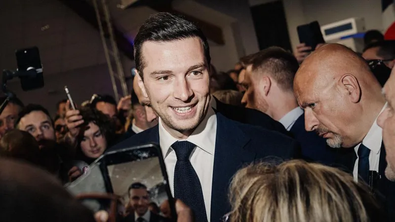 Jordan Bardella: El ‘lienzo en blanco’ que podría convertirse en el presidente más joven de Francia.