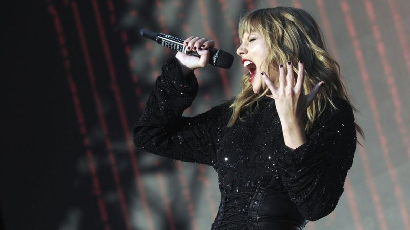 Biggest Weekend: Taylor Swift plays the hits then runs in Swansea - BBC ...