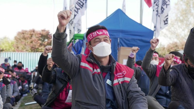 'I thought maybe I would die': S Korea's delivery drivers demand change _115174757_lee01131