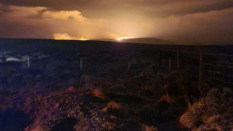 Huge fire breaks out across Dartmoor near Tavistock - BBC News