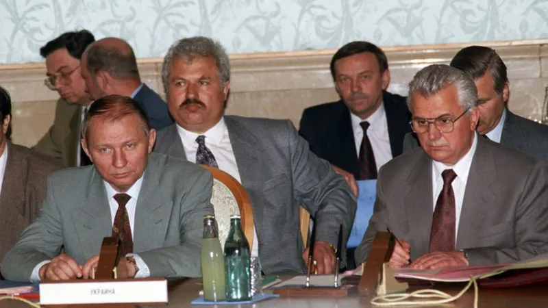 Очень долго Леонид Кравчук называл своей самой большой ошибкой назначение премьер-министром Леонида Кучмы (слева, снимок 1993 года). Под конец жизни Кравчук изменил позицию: главной ошибкой он называл чрезмерное доверие России.
