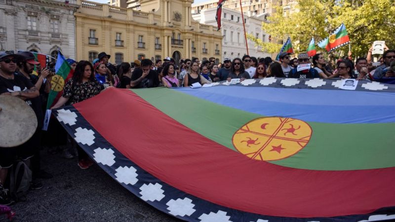 Bandera mapuche durante una protesta en noviembre de 2019.