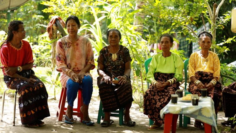 Florensia Nona bersama keluarga besarnya di pelataran rumah di Desa Ipir, Bola, Kabupaten Sikka, NTT.
