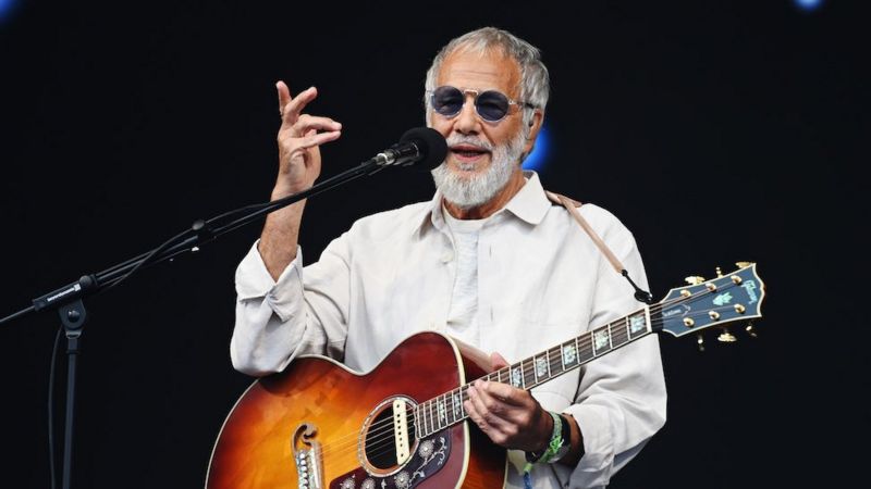 Cat Stevens soothes an exhausted Glastonbury in the legend slot - BBC News